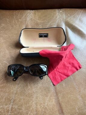 CHANEL Black Sunglasses with Red Cleaning Cloth